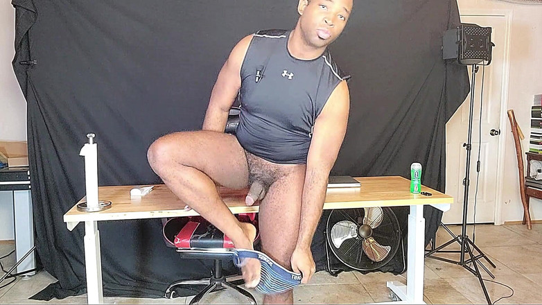 Blkbamaboi73: 大黑鸡巴阿尔法壮男欺负和支配和羞辱你，操逼成人玩具。