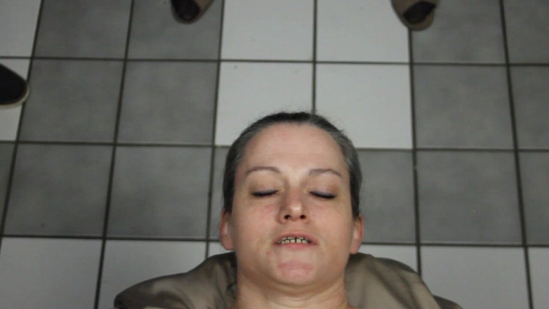 Dirty Dees: Une dees coquine se fait éjaculer sur le visage