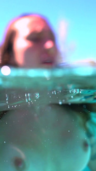 Follada bajo el agua en la piscina