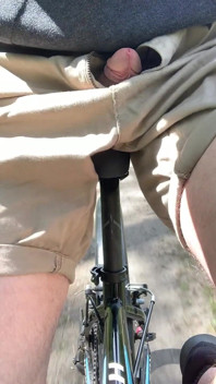 Băiat tânăr care își expune public pula pe bicicletă străinilor