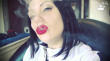 Goddess Misha Goldy: Fuma dalle grandi labbra rosso scuro
