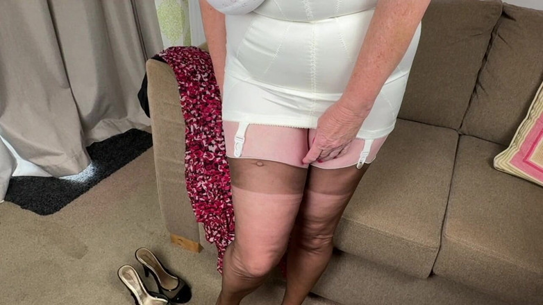 Aunty Sandra vintage girdle queen: Teta Sandra Summer Strip Vgq52
