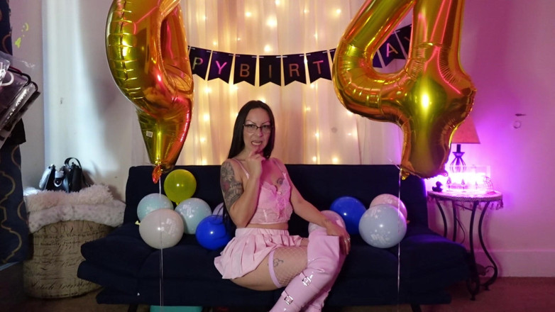 Raven Willow: Vizia la tua ragazza di compleanno preferita