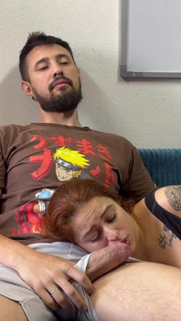 La Coinquilina Dai Capelli Rossi Succhia Silenziosamente in Grembo E Si Svuota Sperma Densa Sul Viso