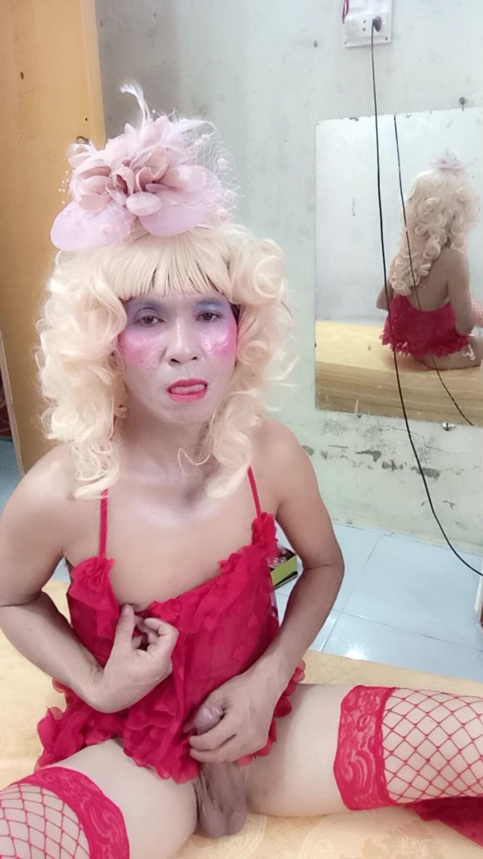 nguyen dang thien tri: Oanh Le Transgender Memakai Pakaian Cadangan Untuk Bermain Dengan Tin...