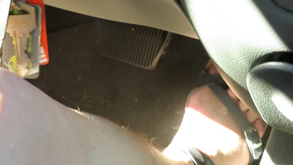 BBW nurse Vicki adventures with friends: Pedaal duwende verpleegster Vicki bewerkt de pedalen van haar auto...