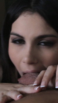 Valentina Nappi suger din kuk på hotellet