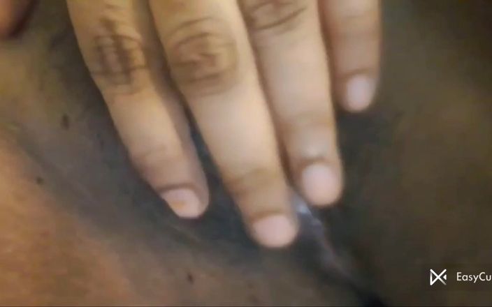 zarahkhan: India esposa dedeándose en casa