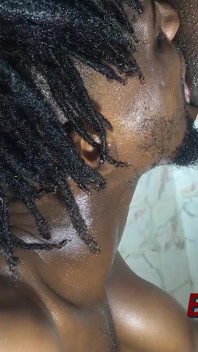 Fodendo a madrasta enquanto ela se limpa no banheiro