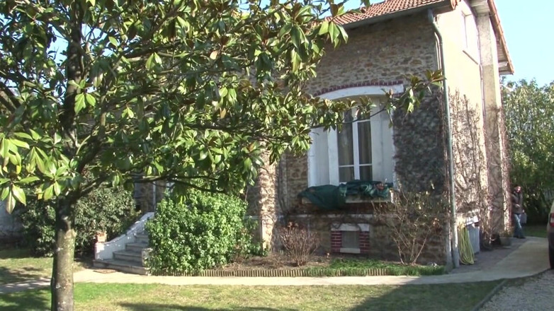 Nude in France: Cewek mesum yang lagi sange ngocok kontol wanita yang lebih...