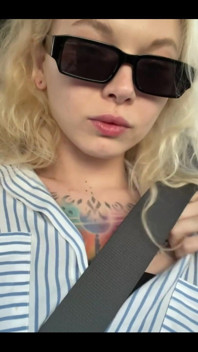 Can’t Resist Showing off Myself Even While My Friends Are in the Car