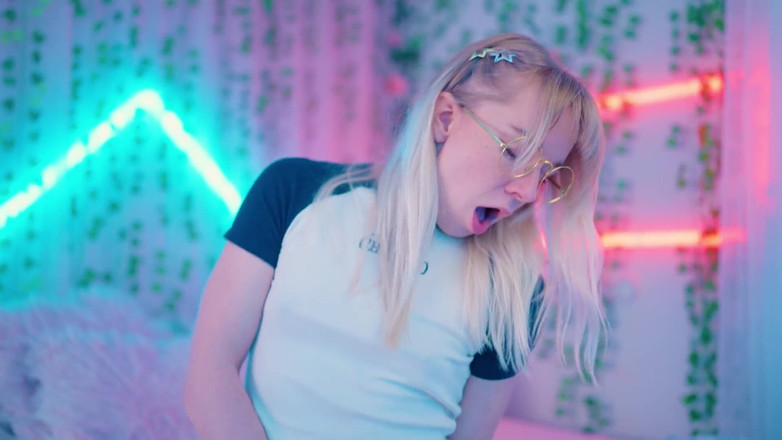 Jolie Lyon: Regarder du porno avec sa cousine finit en première fois