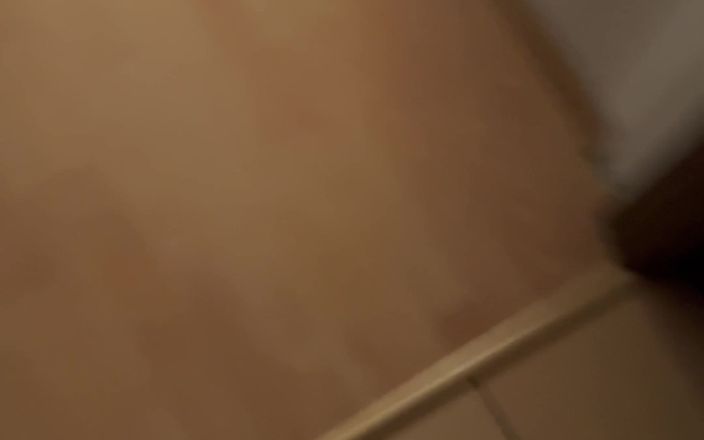 Feet: 第一人称视角：穿着黑色紧身衣行走