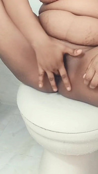 Una ragazza calda è andata alla doccia e si è eccitata così tanto che si è portata all'orgasmo