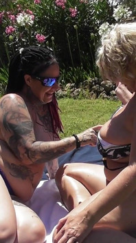 Lésbicas milfs fodendo ao sol