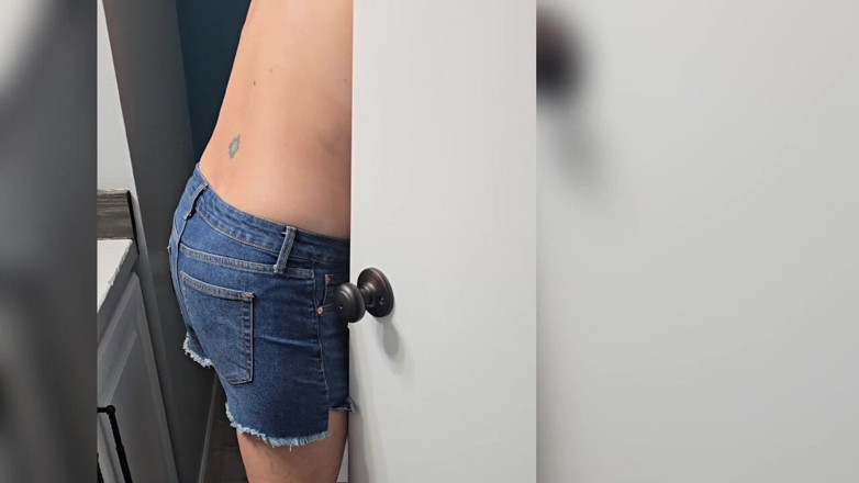 Ladyandme: Người phụ nữ ngực trần dọn dẹp nhà