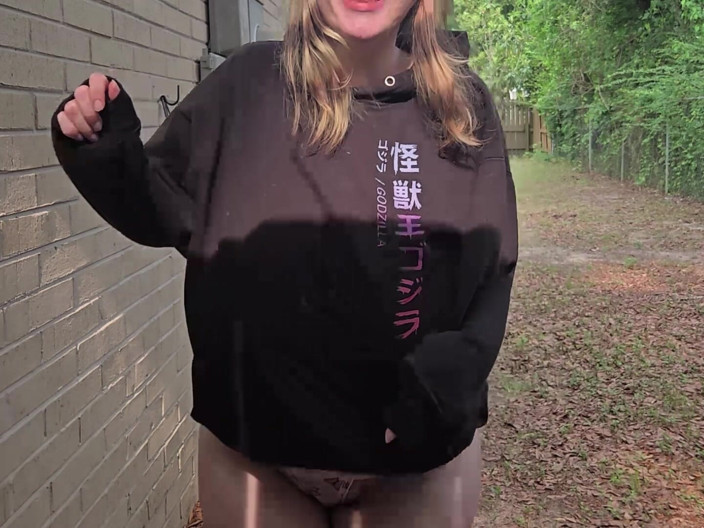 Mushroombitchx: Kočka čůrá venku!