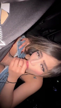 Une utilisatrice Uber paie avec sa chatte rose serrée - Mapi_garcia