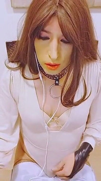 Travesti fantasmant sur des hommes tout en se touchant