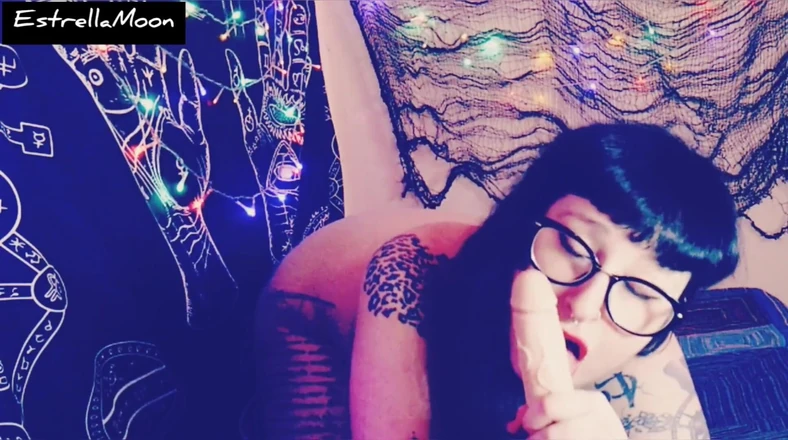 Estrella Steam: Brünette mit brille masturbiert und lutscht