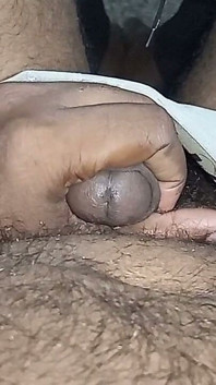 Hintli yarağım mastürbasyon yapıyor ve göğüslerini emiyor