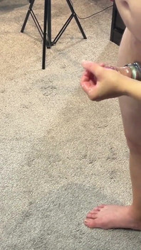 La giovane milf Lexi fa una sega davanti allo specchio