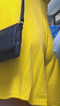 Sega rischiosa all'interno dei mezzi pubblici! Lo sconosciuto sporco eiacula usando la mano della ragazza