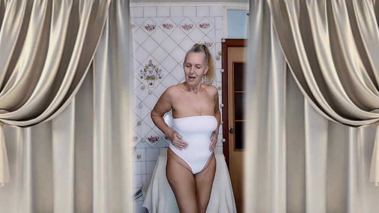 Lukerya: Hospodyňka Lukerya se zahřívá v kuchyni a hravě flirtuje na...