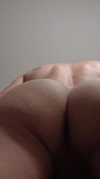 Hai să te joci cu mine. Lucrează din greu la o scenă porno sexy în prezent!