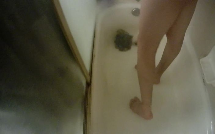 Z twink: Adolescentă care își expune corpul la duș