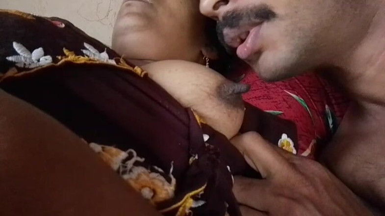 Skydreem1104: भारतीय होमर के स्तन को उसके दोस्त ने चूसा और मालिश की