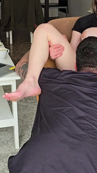 Il mio patrigno sa che siamo a casa da soli e mi scopa davvero bene sulla sedia!