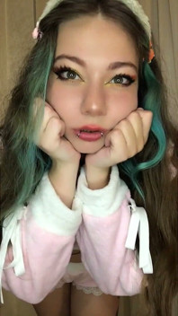 Roztomilá dívka tančí v růžovém obleku s uším.