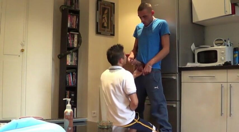 Sneaker gay: Twink asiatischer fick von XXL-top-turnschuh hetero