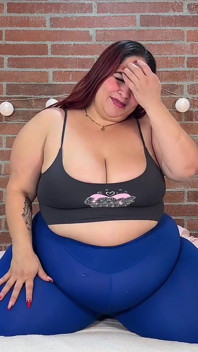 Grote bbw pakt haar rondingen en lichaam - dik plagen op knieën in kleding