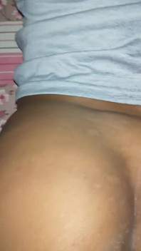 私たちがベッドを共有しているときの義理の妹とのハードコアセックス.......