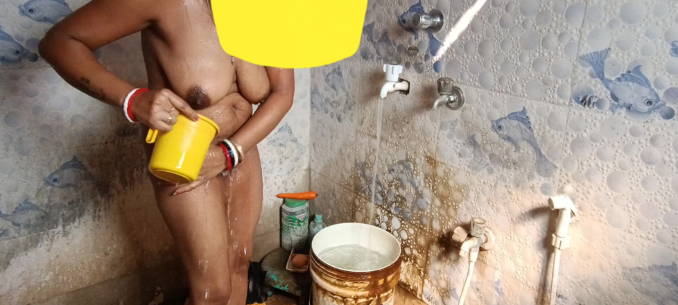 Bengalibeauty96: Buren Bhabhi vangen geheim bad en masterberen met Wortel ... Pani...