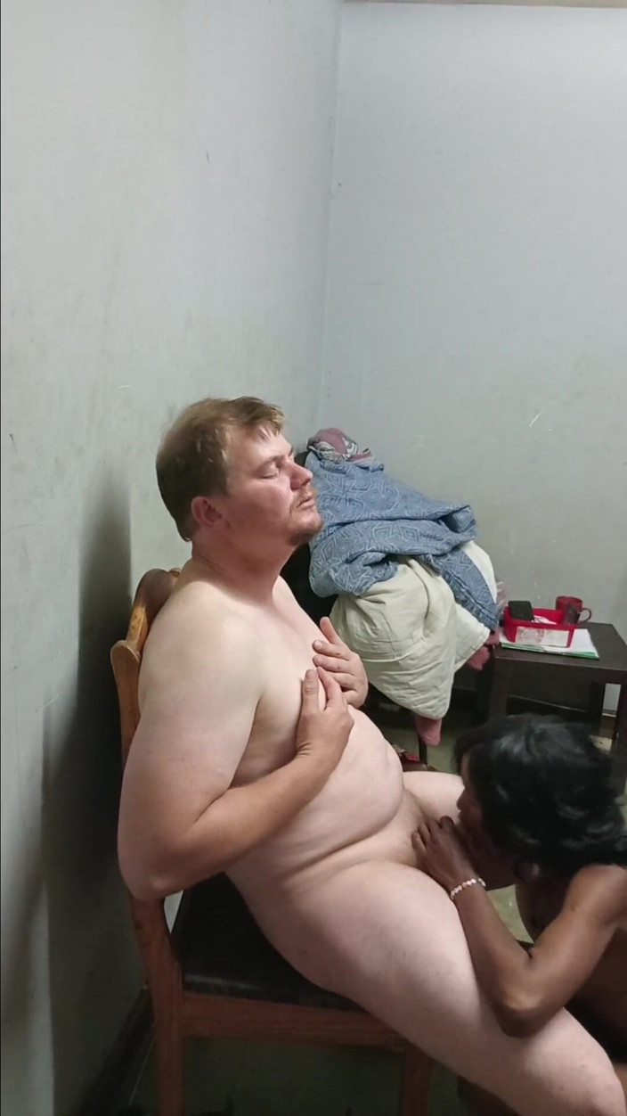 hothouse18xxx: Босс получает лучшие минеты и трах раком и миссионерской позе, когда жены нет дома (сперма на ее сиськах)