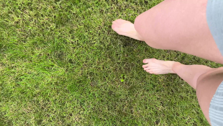 Feet: Barfuß auf dem Gras laufen
