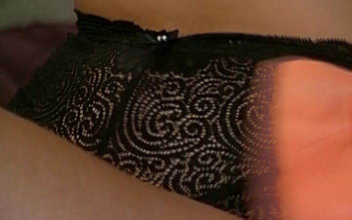 Deutscher hardcore: O gagică drăguță germană împarte pula cu o mamă sexy blondă