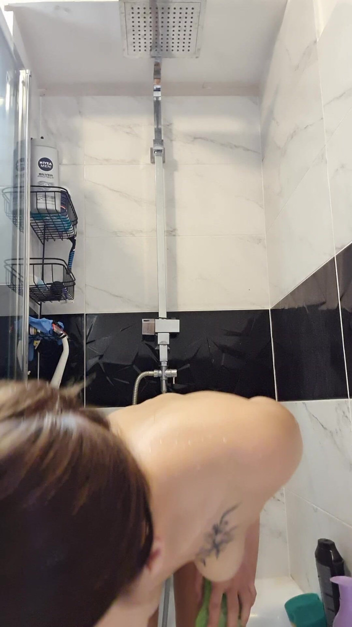 Adele Amber: Diversão Anal no Chuveiro