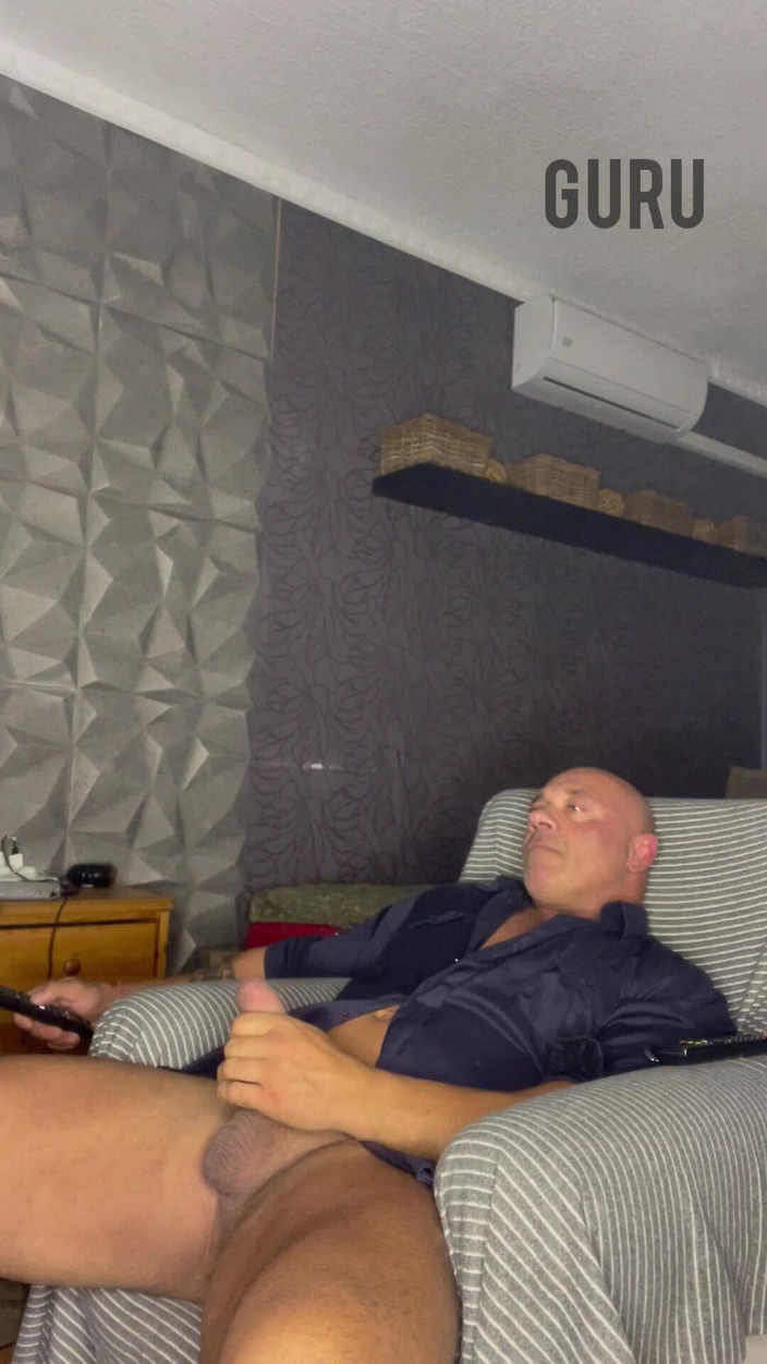 Mr. Guru: Evde tek başına mastürbasyon yapıyorum bu gömleği seviyorum