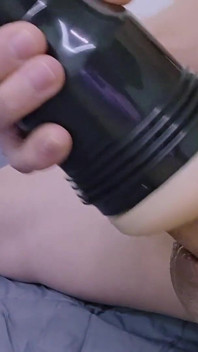 El gran culo de mi madrastra me pone tan duro que deslice mi gran polla en Fleshlight acabando varias veces con chorreo de leche