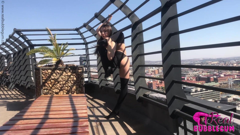 Gymrotic: Sexy anální modelka se protahuje venku