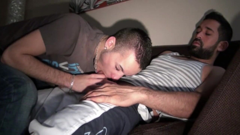 Sneaker Sex Kinky: Cewek penurut seks sneaker billy dan diego