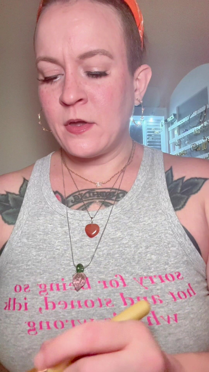 Quinn Marie: POV: vriendin doet je make-up voor een date-avond
