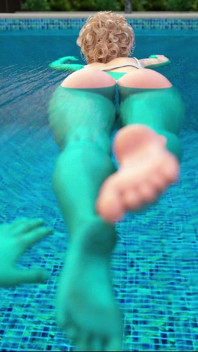 Piękna MILF cieszy się słońcem, jej basen i kutas! Milfy City 19