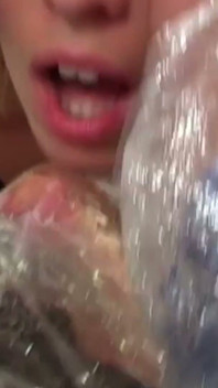 Loira milf em capa de chuva chupa pau plástico enrolado
