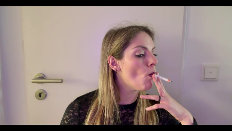 Naughty Natascha: Primo piano di una fuma in pizzo nero