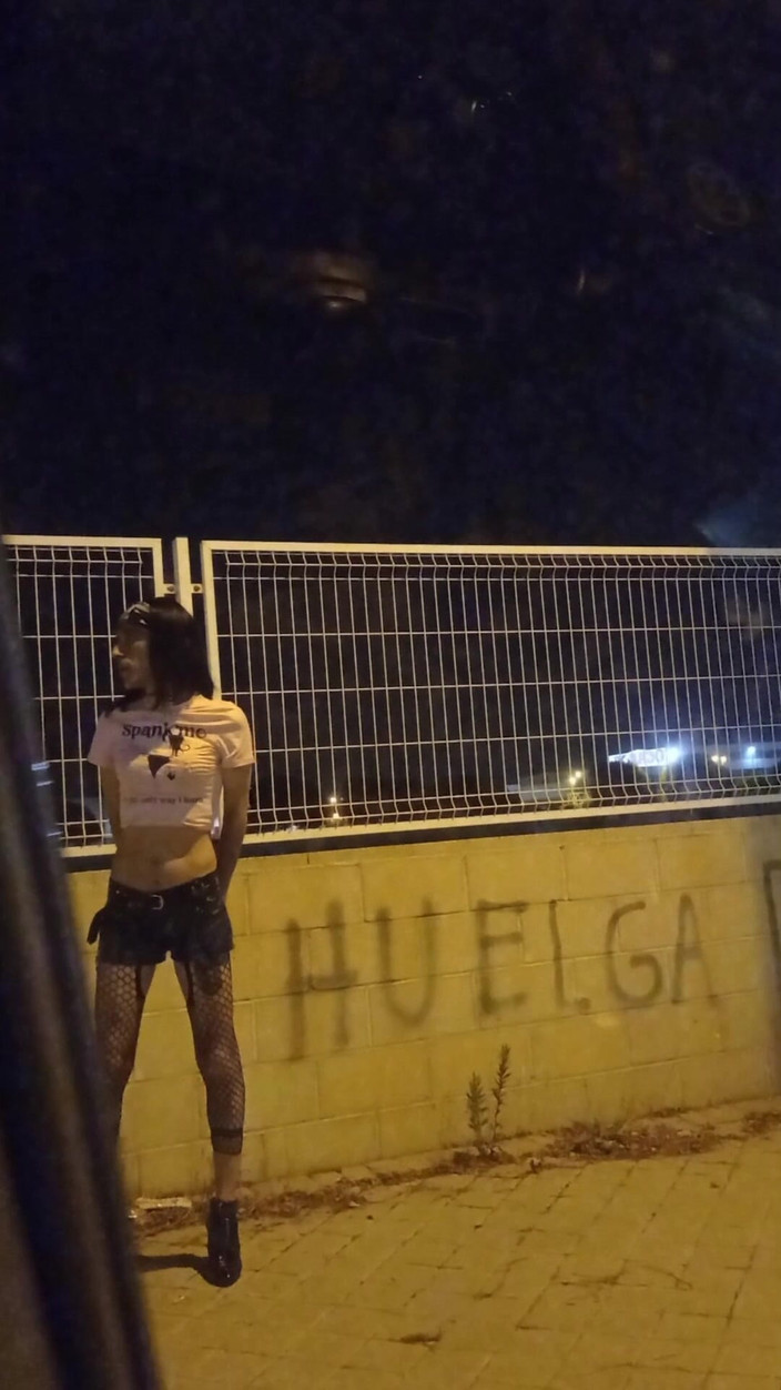 Penelopene27: Crossdresser atrapado al aire libre